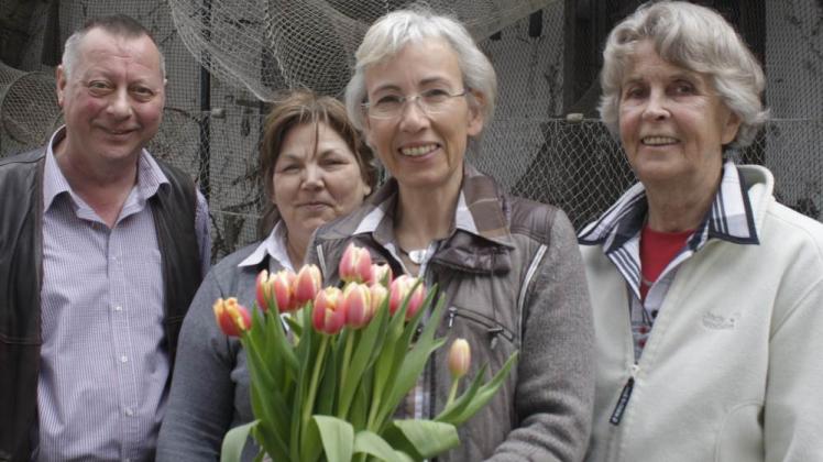 Das Heimatmuseum Warnemünde hat jetzt mit Dr. Kathrin Möller (Mitte) wieder eine neue Leiterin. Die Aufsichtskräfte Harald Jülke, Karin Krull und die ehrenamtlich tätige Renate Gerhard  (v. l.) begrüßen die neue Chefin mit Blumen.  