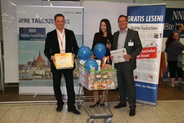 Präsentieren das Gewinnspiel: Globus-Geschäftsleiter Frank Meißler (l.), Torben Godenrath und Promoterin Stefanie Kollath  