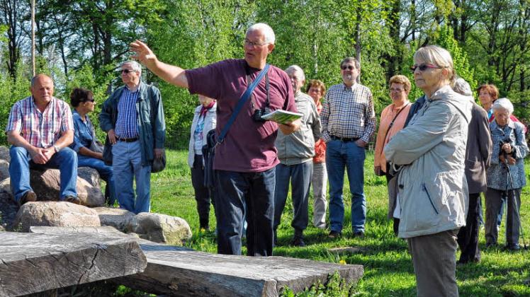 Der Landschaftspark zeigt sich  von seiner grünen Seite: Hans-Jürgen Heine weist  die Senioren aus Raben Steinfeld  auf Besonderheiten  im Arboretum hin. 