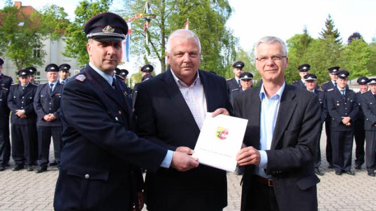 Den Fördermittelbescheid übergab der amtierende Landrat Gerhard Rappen jetzt an den Rehnaer Bürgermeister Hans Jochen Oldenburg und Wehrführer Henry Wanzenberg (v.r.).  