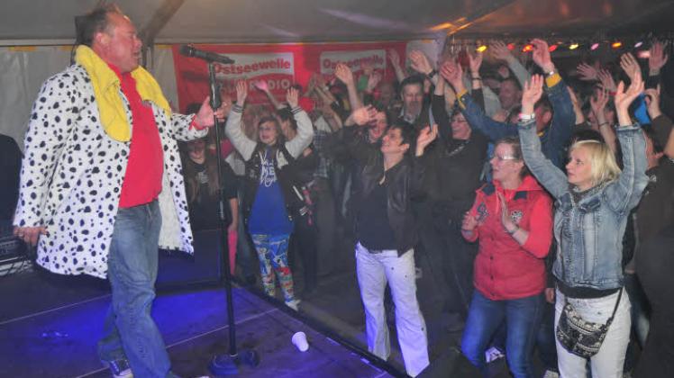 Partylöwe Vollker Racho hatte das Bülower Publikum schon Sekunden nach Beginn seiner Show fest im Griff.  Fotos: Maik Freitag (4) 