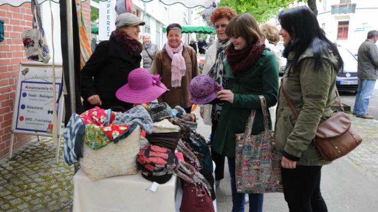 Selbst gemachte Hüte: Der Große Moor verwandelte sich in einen Kunsthandwerkermarkt. 