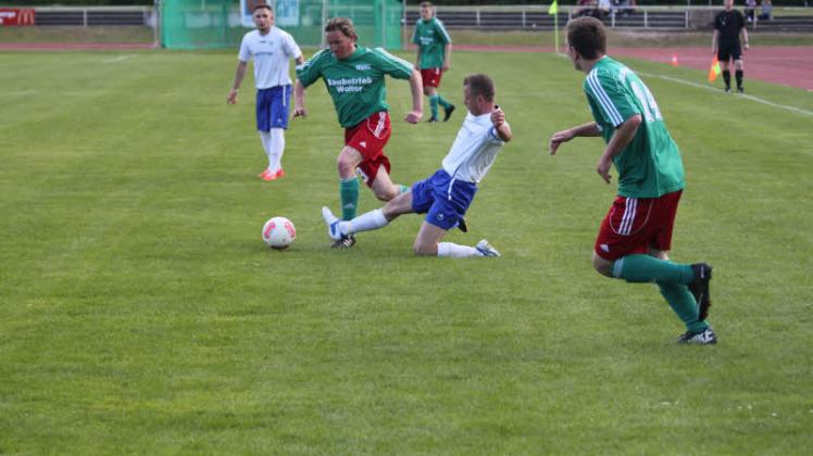 Veritas-Mittelfeldspieler Norman Hurlbrink (l.) zieht hier dynamisch am Meyenburger Kapitän Christoph Papke vorbei.  