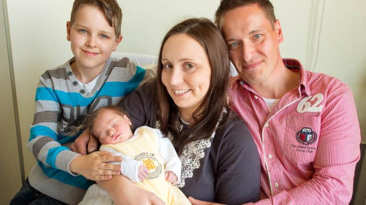 Familienglück: Lukas (11), Anne Mundt (31), Andreas Riechelmann (40) und Baby Mariella Lina Familienglück: Lukas (11), Anne Mundt (31), Andreas Riechelmann (40) und Baby Mariella Lina