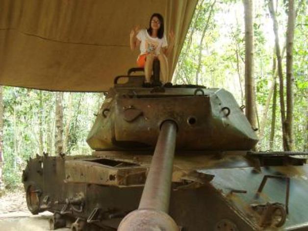 Posieren auf dem Panzer: Heute ist der Besuch in Cu Chi eine Mischung aus preiswertem Abenteuer, Erinnerung und Geschichtsunterricht. Foto: Bernd Kubisch Posieren auf dem Panzer: Heute ist der Besuch in Cu Chi eine Mischung aus preiswertem Abenteuer, Erinnerung und Geschichtsunterricht. Foto: Bernd Kubisch