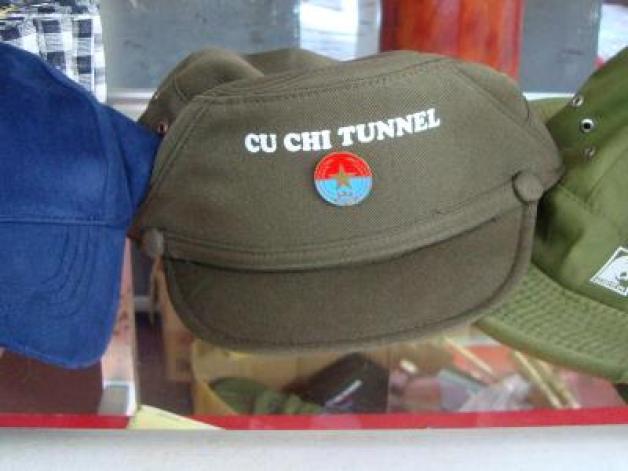  In Touristenshops in Cu Chi werden Mützen und andere Souvenirs verkauft. Foto: Bernd Kubisch 