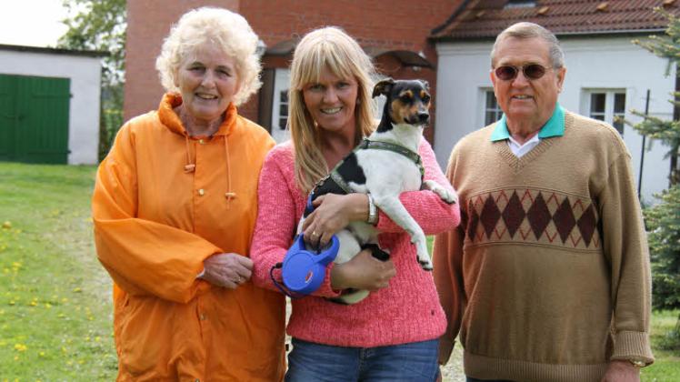 Uta, Susanne und Kurt Eggers (v.l.) schätzen vor allem die Natur- und Tierwelt rund um Woland. Kurt Eggers gehört mit seinen 76 Jahren zudem zu den letzten Ureinwohnern des  Örtchens.