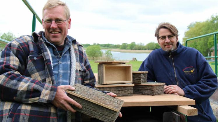 Besondere Idee für alte Bohlen: Sven Thorandt (l.) und Andreas Möbus hoffen, dass sich die Schatullen aus dem Holz des Stegs gut verkaufen. 