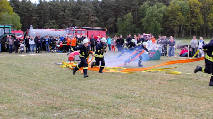 Löschangriff nass der Feuerwehr Milow.  Fotos: Sebastian Zühlke 