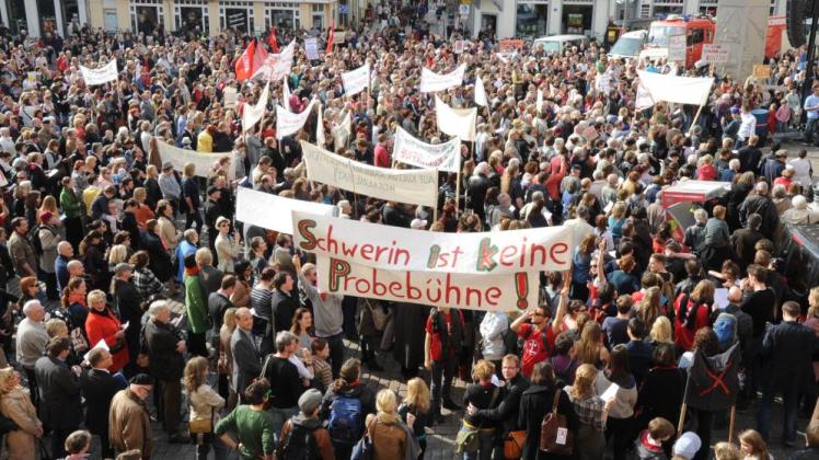 Votum für Kultur: Mehr als 3000 Menschen versammelten sich im Frühjahr 2012 auf dem Schweriner Markt, um für das Mecklenburgische Staatstheater zu demonstrieren.  