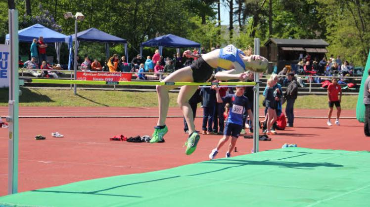 Antonia Schlieker (VfL Brandenburg) gewann mit übersprungenen 1,50m den Hochsprung der AK W15.  