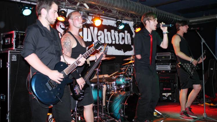 Johann Knoche, Lennart Münchow, Tobias Horstmann und Georg Salomon von „SonuVab!tch“ beim Auftaktkonzert im „Zwischenbau“ in Rostock.