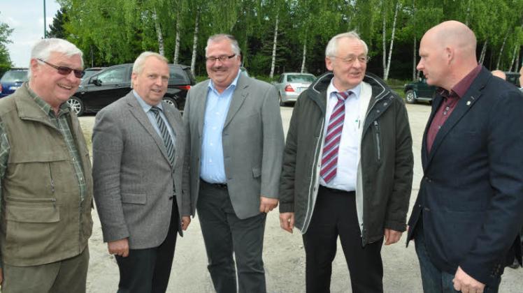Till Backhaus (2.v.l.) im Gespräch mit Gottfried Gey, der in Vogelsang ohne Gegenwehr eine Schweinemastanlage mit 8640 Plätzen baut, Matthias Hantel, Lalendorfs Bürgermeister Reinhard Knaack und Mathias Streeb (v.l.) 