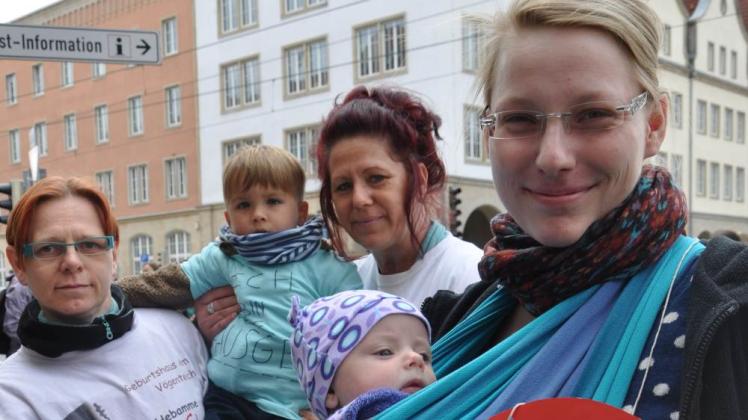 Bei Hausgeburten wie denen von Torje (l.) und Milia helfen die  Hebammen  Claudia Süpner und Romy Urban Frauen wie Sarah Wiczenko (v. l.).  