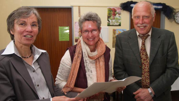 Offizielle Ernennung: Schulrätin Anne Dube (links), die neue Rektorin Undine Mecklenburg und Bürgermeister Nils Kuhnke.  