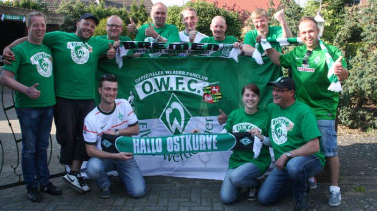 Ganz entspannt nach dem 2:0 gegen Hertha, die Mitglieder des Werder Fanclubs.  