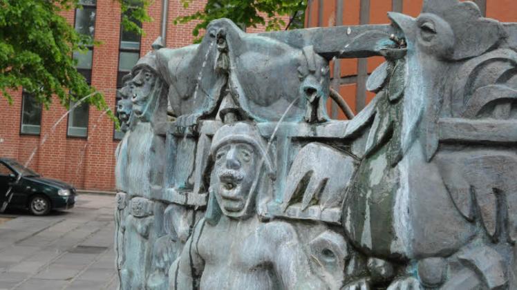 „Herrn Pastor sien Kauh“: Am Wasserspiel auf dem Schlachtermarkt entdecken Neugierige immer wieder kleine Details.  
