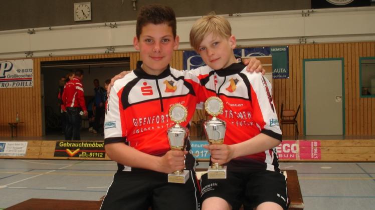 An dieses Bild könnten sich Toni Herrmann (l.) und Lars Richter gewöhnen: Wichtiger als die Pokale war natürlich die DM-Qualifikation.