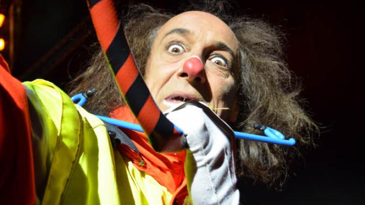Clown Pom Pom unterhält die Zuschauer auch in der Rolle eines Arztes mit einem Mega-Stethoskop.  Fotos: Katharina Roese 