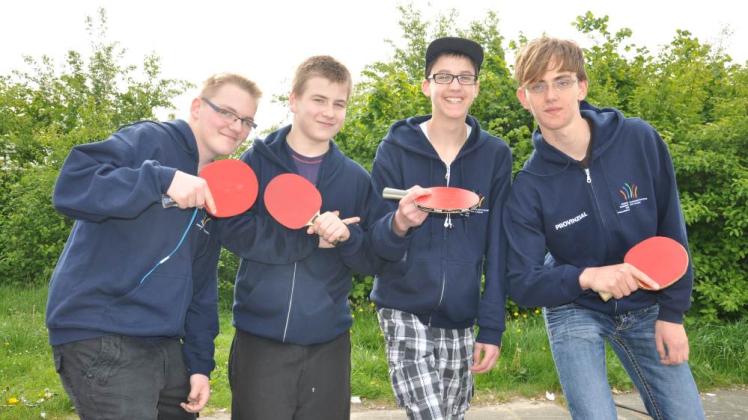 Beim Bundesfinale von „Jugend trainiert für Paralympics“ treten Patrick Schuldt, Lukas Feike, Marvin Rachow und Cedric Soth im Tischtennis an. In Berlin messen sie sich mit zehn anderen Mannschaften aus dem ganzen Bundesgebiet. Beim Bundesfinale von „Jugend trainiert für Paralympics“ treten Patrick Schuldt, Lukas Feike, Marvin Rachow und Cedric Soth im Tischtennis an. In Berlin messen sie sich mit zehn anderen Mannschaften aus dem ganzen Bundesgebiet.