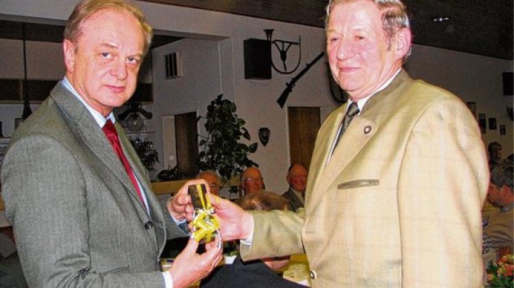 Jagdmesser zum Abschied: Ernst August Ove (rechts) mit  dem  Landesjagdverbandspräsidenten Klaus Hinnerk Baasch.    Foto: wm