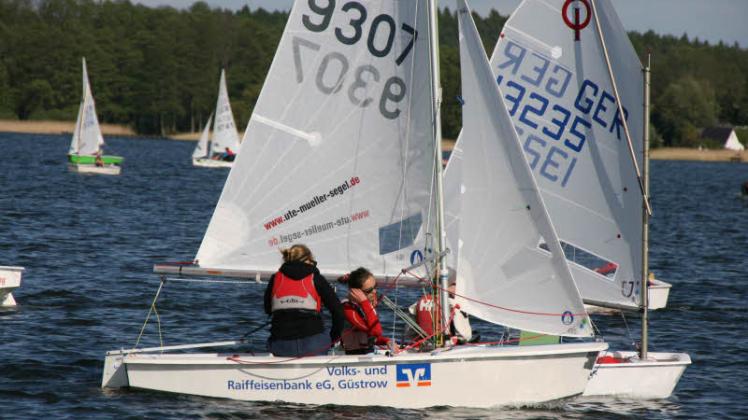 Jasmin Neumann und Anna-Lisa Tast vom SV Einheit Güstrow  fielen nach guter Ausgangsposition bei schwachem Wind  am Sonntag noch auf den 4. Platz zurück.  