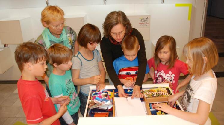 Kinder aus dem sprachheilpädagogischen Förderzentrum  und ihre Lehrerin Sabine Lehmann (2.v.l.) entdecken mit Museumspädagogin Birgit Baumgart (M.) die vielen kleinen Geheimnisse im  neuen Erlebnisraum.  