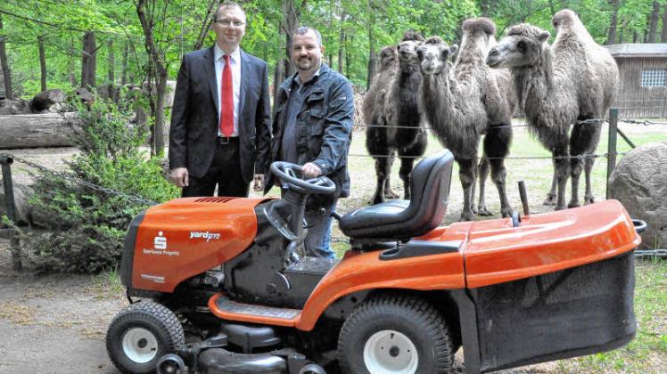 André Wormstädt, Vorstandsvorsitzender der Sparkasse Prignitz, übergab gestern Nachmittag den Rasentraktor an Tierparkleiter Michael Niesler.  