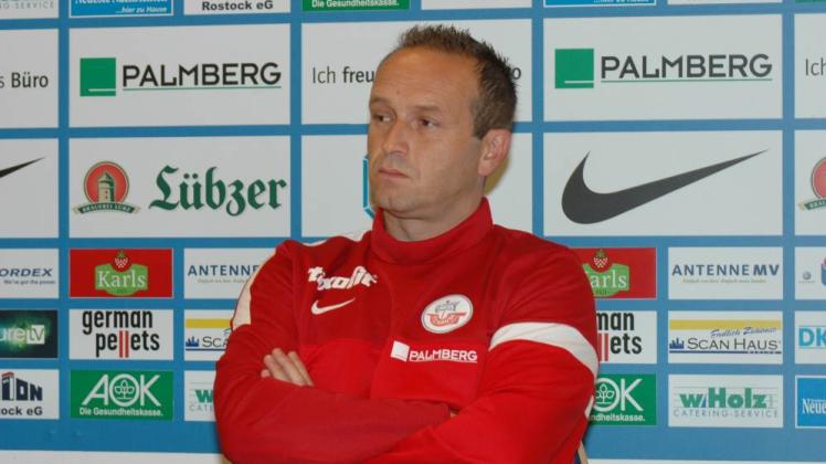 Hansa-Trainer Dirk Lottner nahm enttäuscht zur Kenntnis, dass er zum Saisonende gehen muss.  