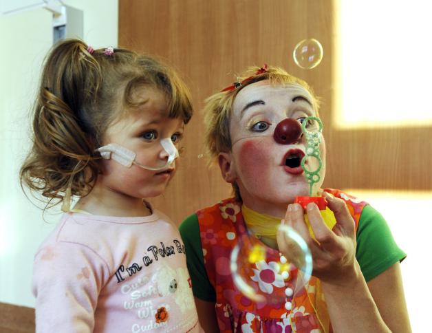 Clownin Tanja Streller bei einem Besuch in der pädiatrischen Abteilung der Kinderklinik der Universitätsklinik Rostock.