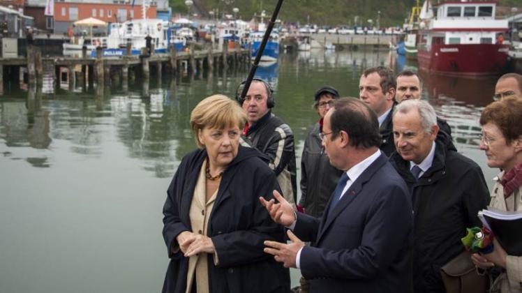 Merkel und Hollande beim Spaziergang am Sassnitzer Hafen  