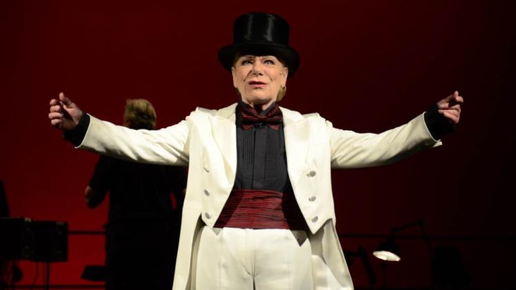 Im Ausschnitt aus „Cabaret“ übernimmt Gabriele Schwabe die Rolle des Conférenciers. Fotos: Dorit Gätjen Im Ausschnitt aus „Cabaret“ übernimmt Gabriele Schwabe die Rolle des Conférenciers. Fotos: Dorit Gätjen