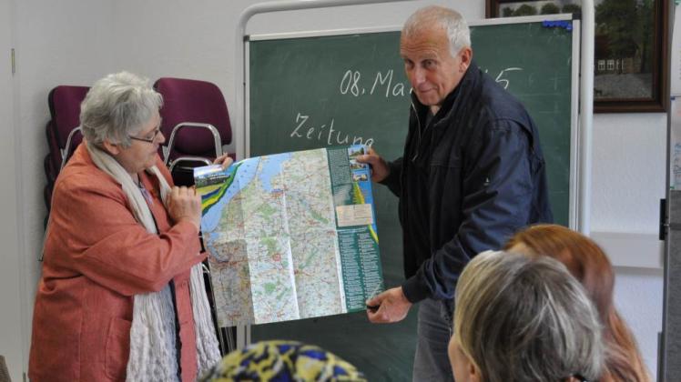 Mit Händen, Füßen, ihren Russisch-Kenntnissen und Kartenmaterial  unterrichten Barbara Kirchhainer und Gerd Gurol die ausländischen Flüchtlinge in Groß Lüsewitz.  