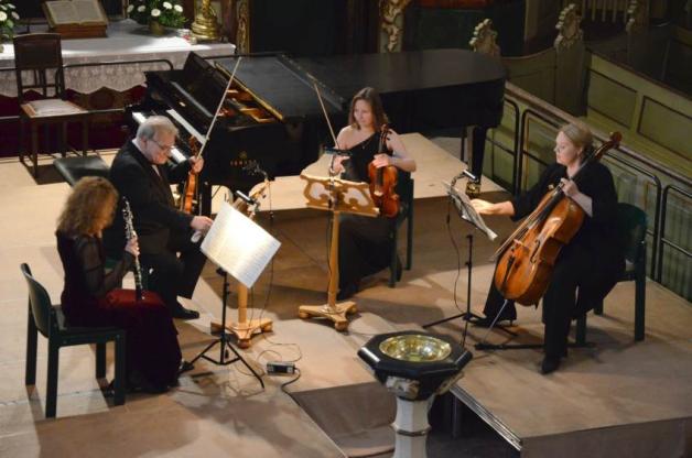 Grandioses Programm: Luz Leskowitz (Violine, Zweiter von links) und seine Salzburger Solisten lieferten ein hervorragendes Spiel ab.