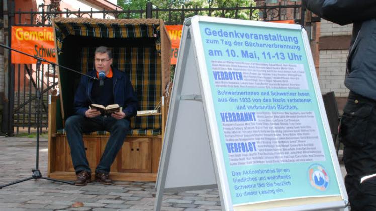 Stadtpräsident Stephan Nolte eröffnete den Reigen der Lesenden, die an die Bücherverbrennung der Nazis erinnerten.  