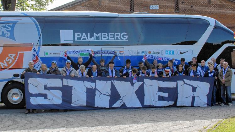 Gruppenbild mit Hansa-Bus: Der Fanclub „Stixer“ vor der Abreise zum letzten Heimspiel der Rostocker. 