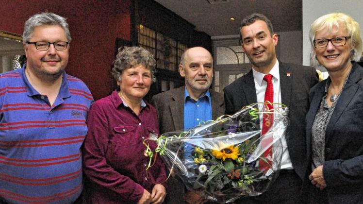Auf der Wahlparty von Torsten Uhe: Thomas Domres, Dr. Kirsten Tackmann, Harald Pohle  (v. l.) und Dagmar Ziegler gehörten zu der großen Gratulantenschar.  