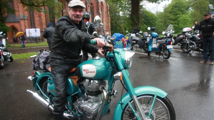 Ausgezeichnet: Hartmut Rieck aus Sanitz fährt  eine britische Royal Enfield.Sein Motorrad hat bereits bei der Schwanenrallye in Bad Doberan den Designerpreis  gewonnen.