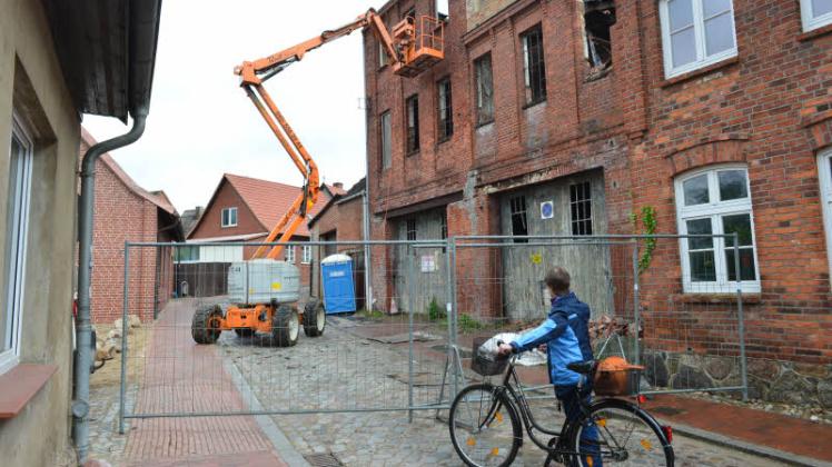 Kein Durchkommen: In der Schulstraße wird die ehemalige Konsum-Schlachterei abgerissen. Die Stadt unterstützt das Projekt.  