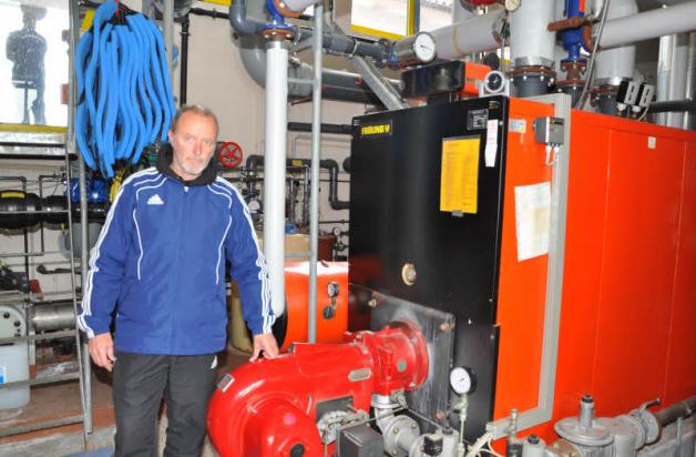 Schwimmmeister Lutz Stüven am Brenner der Gasheizung, mit der die 1,8 Millionen Liter Badewasser dreimal täglich aufgeheizt werden. 