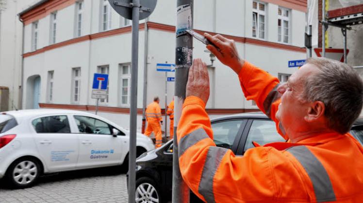 Mühselig ist die Arbeit, die Uwe Klein und die anderen Mitarbeiter des Bauhofes gestern zu erledigen hatten.   
