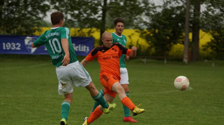 Klein Belitz’ Christian Benke ist einen Tick schneller am Ball als sein Gegenspieler aus Gelbensande.   