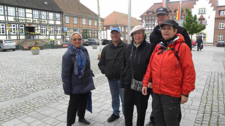 Stadtführerin Mechthild Quade (l.) führte die erste Stadttour in dieser Saison.  
