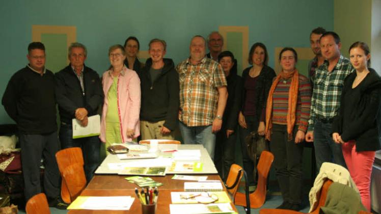 Die  BUND-Gruppe Brüel während der Gründungsrunde: In der Mitte  der  Vorstand mit  Robert Klammer (5.v.l.,Vorsitz), Monika Göppinger (3.v.l., Stellvertreterin) und Willi Boldt (6. v.l., Schatzmeister).  