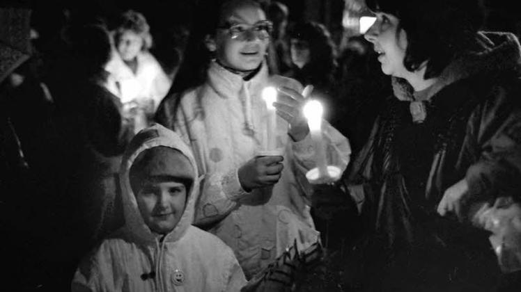 Nicht nur wie hier in Leipzig, sondern auch in Schwaan haben die Menschen damals friedlich ihren Unmut zum Ausdruck gebracht. Das  ist nun schon 25 Jahre her.  
