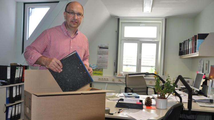 Kai-Uwe Wacker vom Bauamt in Crivitz packt seine Umzugskartons.  Dieser Fachbereich  wird seinen Sitz   vorerst  in Banzkow  haben. Der Umzug soll Freitag abgeschlossen sein. 