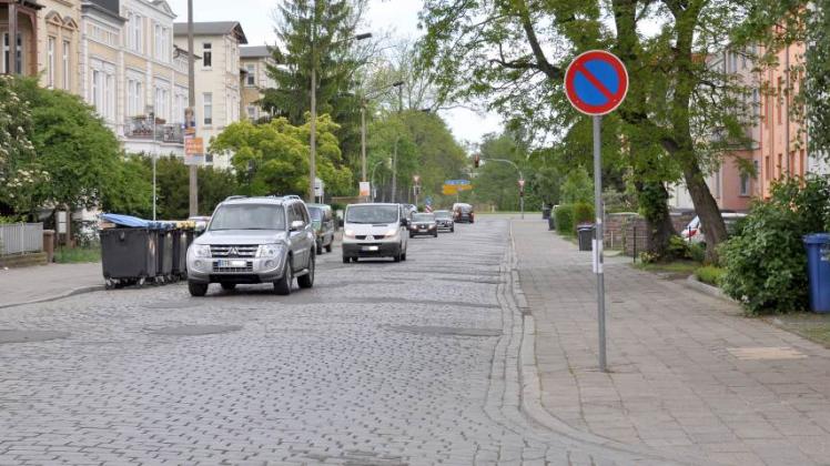 Das geflickte Holperpflaster ist bald Geschichte, Asphalt kommt noch in diesem Jahr auf die Schelfstraße. Einige Anwohner fürchten, dass dann zu schnell gefahren wird. 