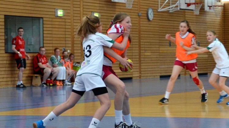 „Trikotfestigkeitstest“ bei  PSV-Spielerin Meret Laß Fotos: laß 