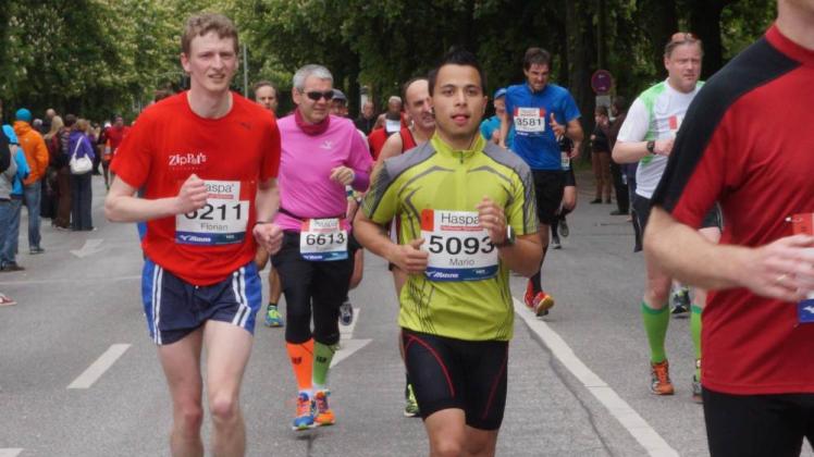 Durchgebissen: Florian Kirchschlager (l.) hat seinen ersten Marathon gemeistert. 