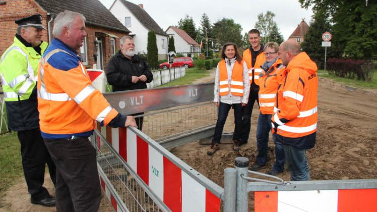 Bei der Bauberatung sind alle mit dabei: Axel Cleff, Iljana Manthey, Kevin Scheer (Straßenverkehrsbehörde), Marion Festner, Manfred John, Polizist Ralf-Peter Hirsch und Polier Klaus Treichert  (v.l.)